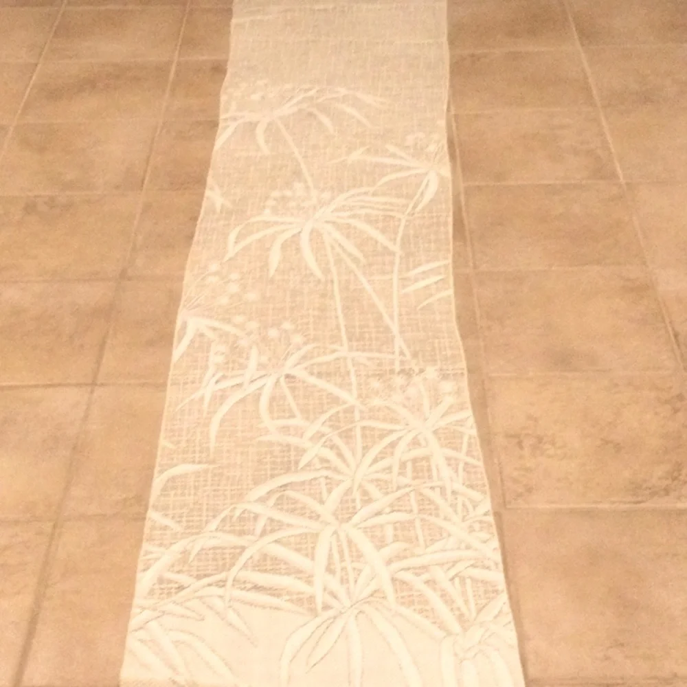- Beautiful vintage table runner NWT
